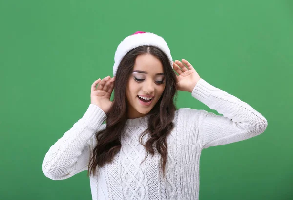 Bella dama en sombrero de Navidad — Foto de Stock