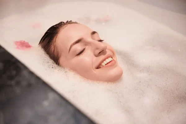 Mujer Relajante en Baño —  Fotos de Stock