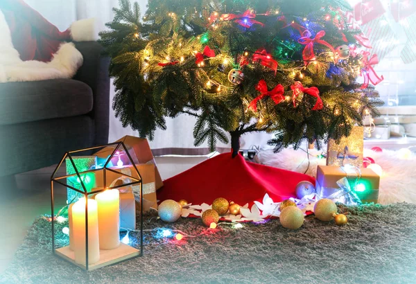 Cadeaus onder mooi versierd kerstboom in woonkamer — Stockfoto