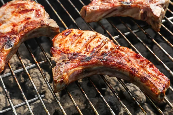 Varkensvlees steaks op barbecue grill — Stockfoto