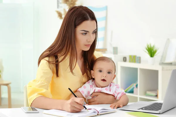 Mutter hält Baby — Stockfoto