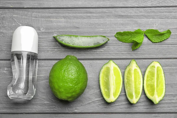 Ahşap arka plan erkekler için deodorant ile kompozisyon