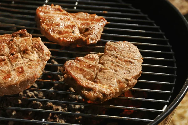 Steaks sur barbecue grill — Photo