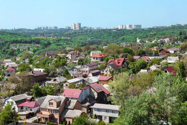 Вид на здания в городе в солнечный день — стоковое фото