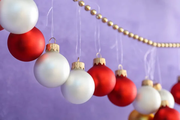 Trendiga julgranskulor på färg bakgrunden, närbild — Stockfoto