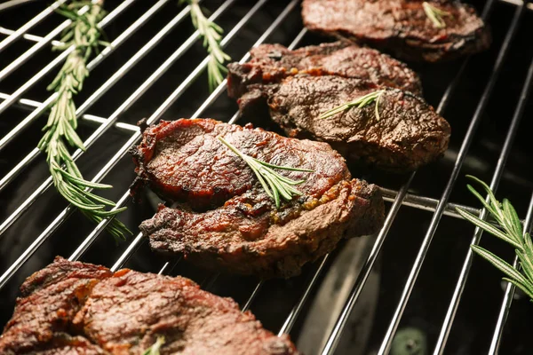 Biefstuk met op barbecue grill — Stockfoto