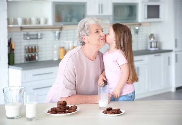 Niña y abuela en la cocina —  Fotos de Stock