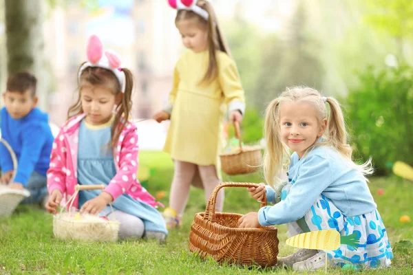 Crianças se divertindo no parque. Conceito de caça ao ovo de Páscoa — Fotografia de Stock