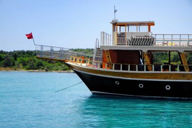 Yaz gününde tekne ile güzel deniz manzarası görünümünü