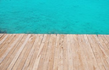 Ahşap iskele ve güneşli mavi deniz