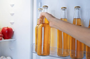 Limonata açık buzdolabı gelen bir şişe alarak kadın
