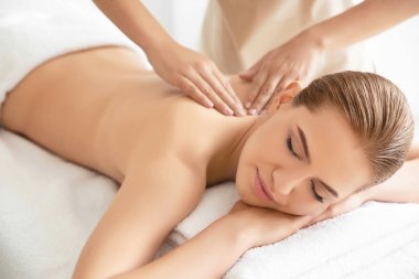 Masaj spa salonu sahip genç güzel kadın