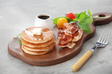 Tereyağı ve ahşap tahta üzerinde pastırma ile krep