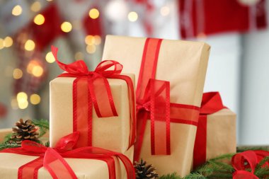 Hediye kutularıyla Noel kompozisyonu