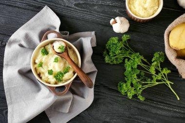 Güveç içinde patates püresi ile kompozisyon 