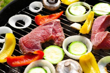 Beefsteaks ve sebze yemek 