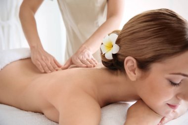 Masaj spa salonu sahip genç güzel kadın
