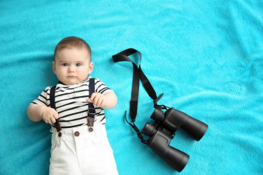 adorble küçük çocuk dürbün ile poz