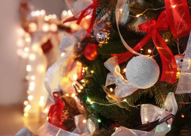 Noel için dekore edilmiş köknar ağacı