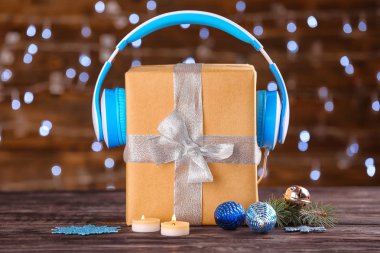 Hediye kutusu ve kulaklık ile kompozisyon