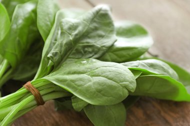 Ahşap zemin, closeup üzerine taze ıspanak grup