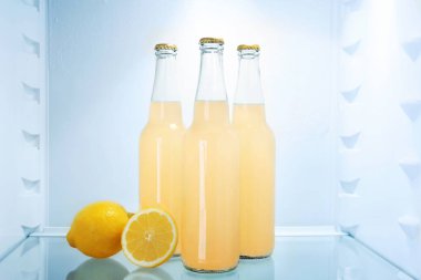Şişe meyve buzdolabı taze limonata