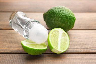 Deodorant kireç ahşap arka plan üzerinde olan erkekler için