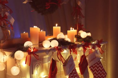 Noel için dekore şömine