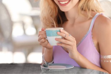 Genç bayan kahve içiyor. 