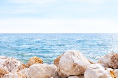 Mavi deniz ve kayalık sahil görünümü