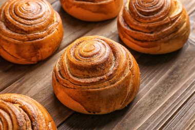 Ahşap masa üzerinde tatlı tarçın rulo