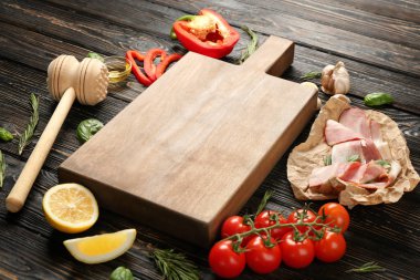 Ahşap masa, dilim pastırma ve sebze tablo ile kompozisyon