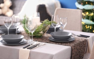 Noel yemeği için servis edilen masa.