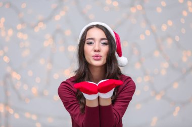 Noel şapkalı güzel kadın 