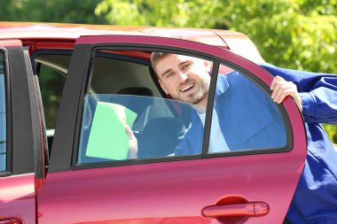 Çalışan temizlik araç penceresi 