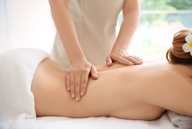 Masaj spa salonu sahip genç güzel kadın