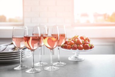 Bardak çilek şarap