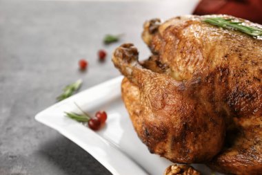 Masada lezzetli bütün kavrulmuş Türkiye ile plaka