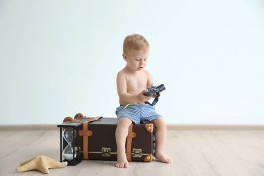 adorble vintage çanta üzerinde oturan küçük çocuk 