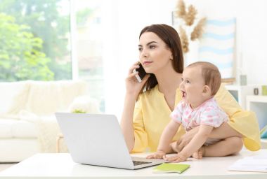 Anne kucağında bebek