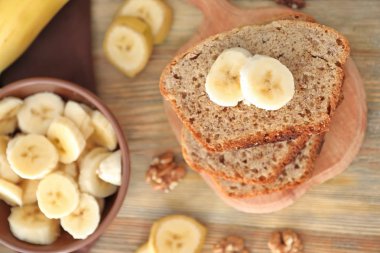 dilimlenmiş muz ekmeği 