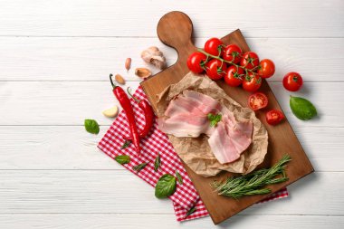 Dilim pastırma ve sebze tablo ile ahşap tahta