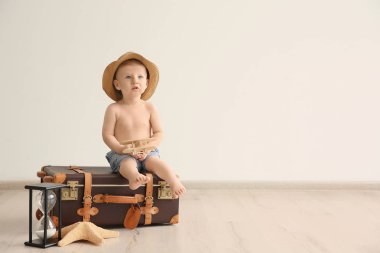 adorble vintage çanta üzerinde oturan küçük çocuk 