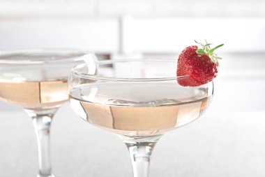 lezzetli şarap çilek ile