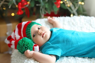 Karşı yalan şirin bebek Noel ışıkları arka plan bulanık