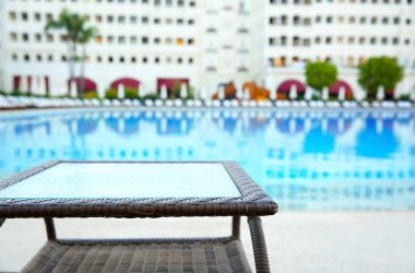 Yüzme Havuzu yakınındaki Rattan masa