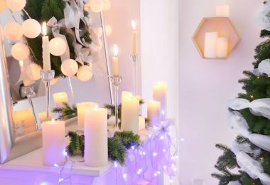 Noel için dekore edilmiş oturma odasında şömine mum