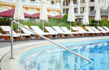 Yüzme Havuzu yakınındaki boş şezlong