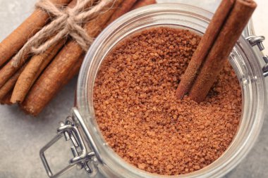 Kabuk tarçın ve şeker cam, portre