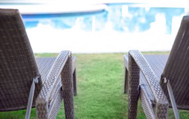 Yüzme Havuzu Resort yakınında konforlu şezlonglar